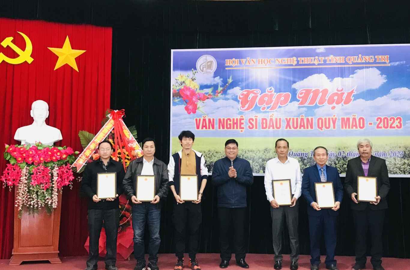 Đồng ch&iacute; Dương T&acirc;n Long - Ph&oacute; Chủ tịch UBMTTQVN tỉnh trao giải C Giải thưởng VHNT tỉnh Quảng Trị năm 2022