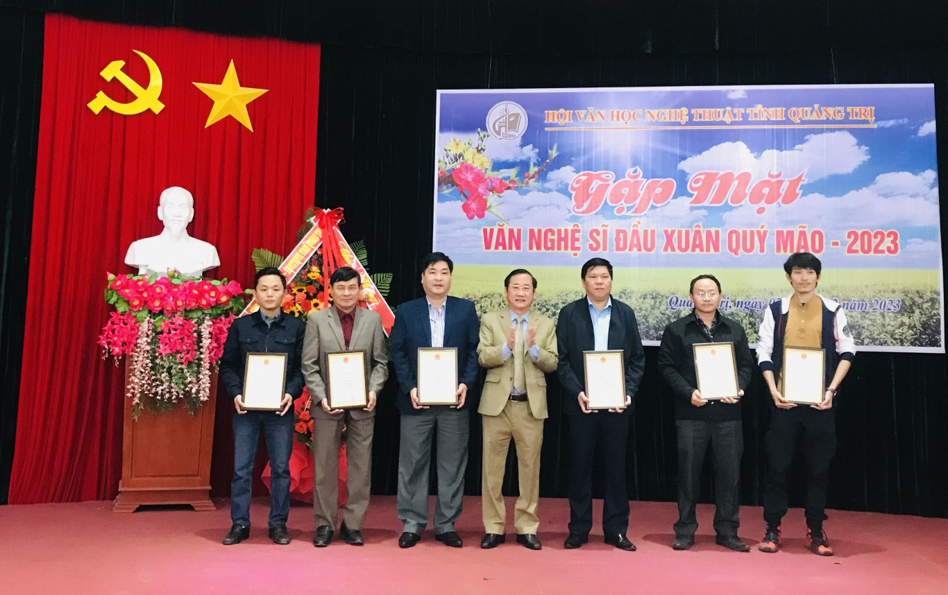 Trưởng Ban Tuy&ecirc;n gi&aacute;o Tỉnh ủy Hồ Đại Nam trao giải B Giải thưởng VHNT tỉnh Quảng Trị năm 2022
