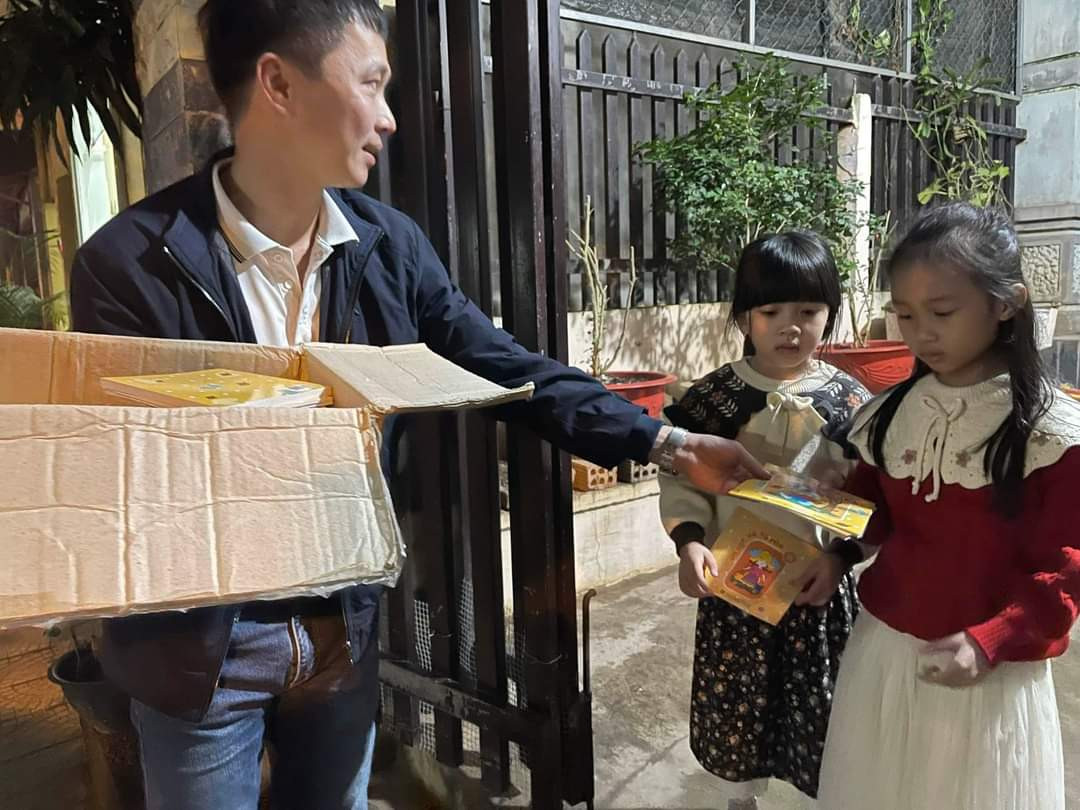 Th&agrave;nh vi&ecirc;n của Chương tr&igrave;nh S&aacute;ch h&oacute;a n&ocirc;ng th&ocirc;n Quảng Trị ra đường l&igrave; x&igrave; s&aacute;ch trong đ&ecirc;m giao thừa - Ảnh: N.D.H