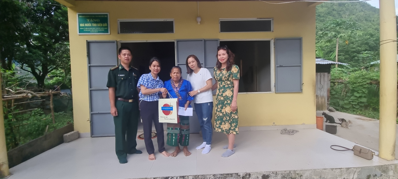 Ban chủ nhiệm CLB Nh&agrave; b&aacute;o nữ tỉnh thăm, tặng qu&agrave; cho b&agrave; Hồ Thị Vai - Ảnh: Kăn Sương