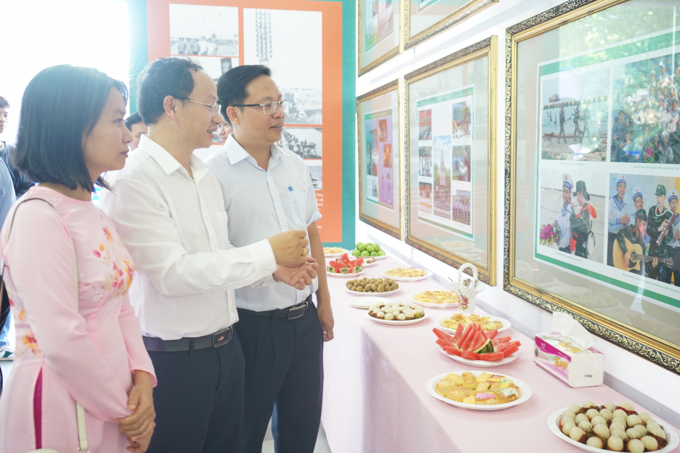 Nh&agrave; b&aacute;o Hồ Thanh Thọ (ở giữa) giới thiệu c&aacute;c t&aacute;c phẩm ảnh về Trường Sa 