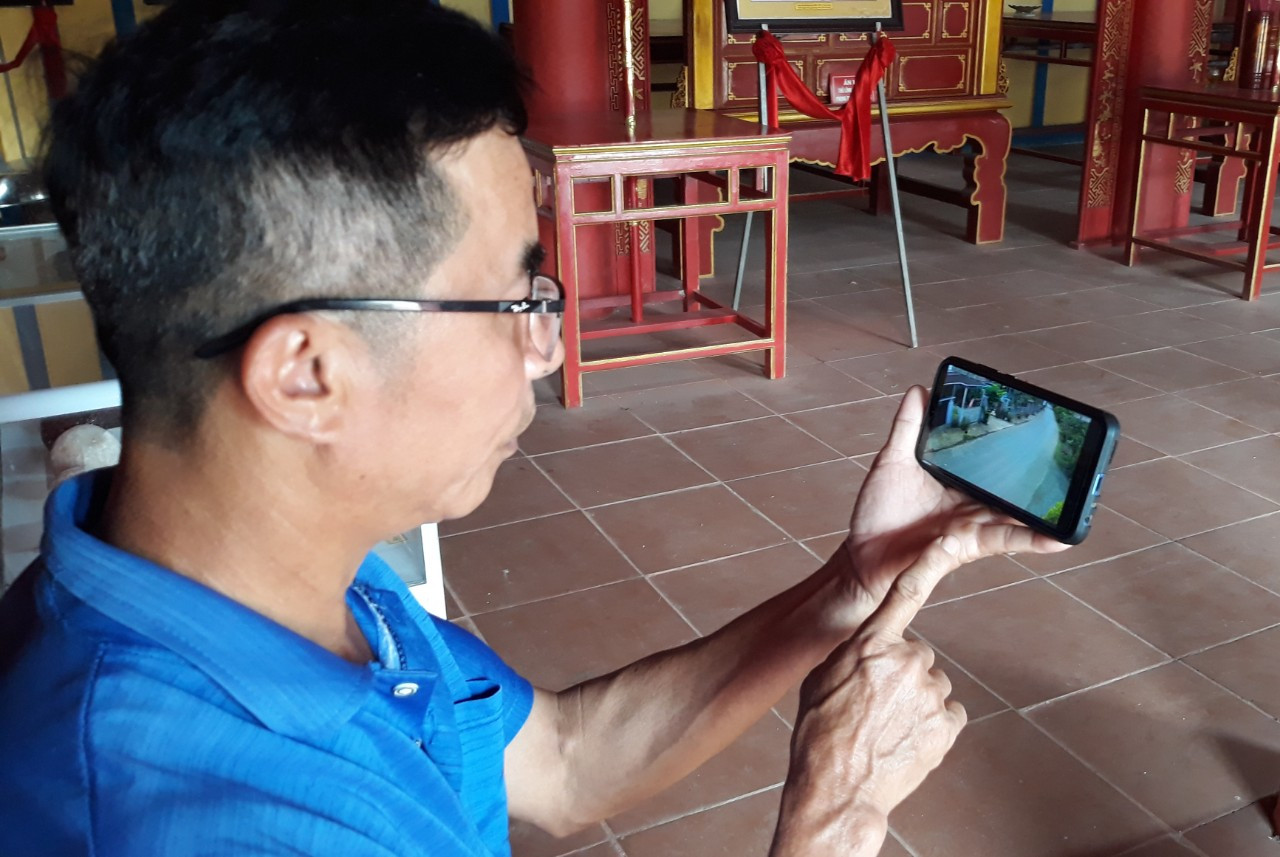 Anh Nguyễn Văn Hiếu - Trưởng th&ocirc;n Mai Lộc 2, theo d&otilde;i an ninh trật tự qua camera gi&aacute;m s&aacute;t kết nối wifi c&ocirc;ng cộng tr&ecirc;n smartphone - Ảnh: L.T