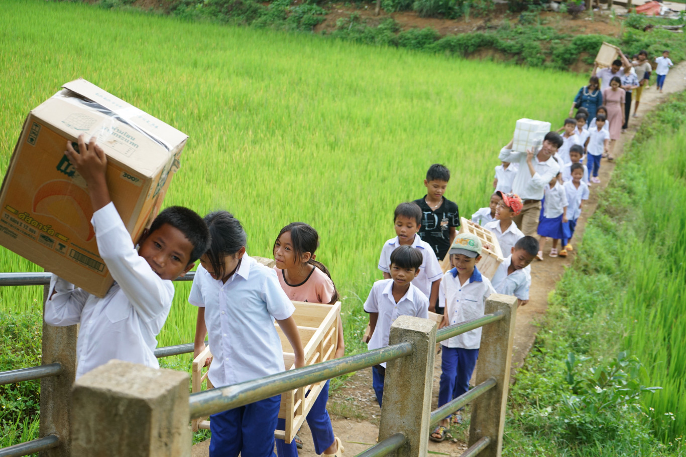 Học sinh vận chuyển s&aacute;ch về điểm trưởng Bản Cheng 