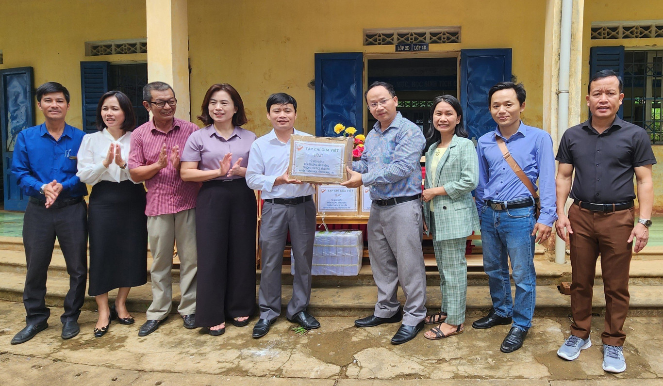 Trao tặng tủ s&aacute;ch tại điểm trường Bản Cheng 