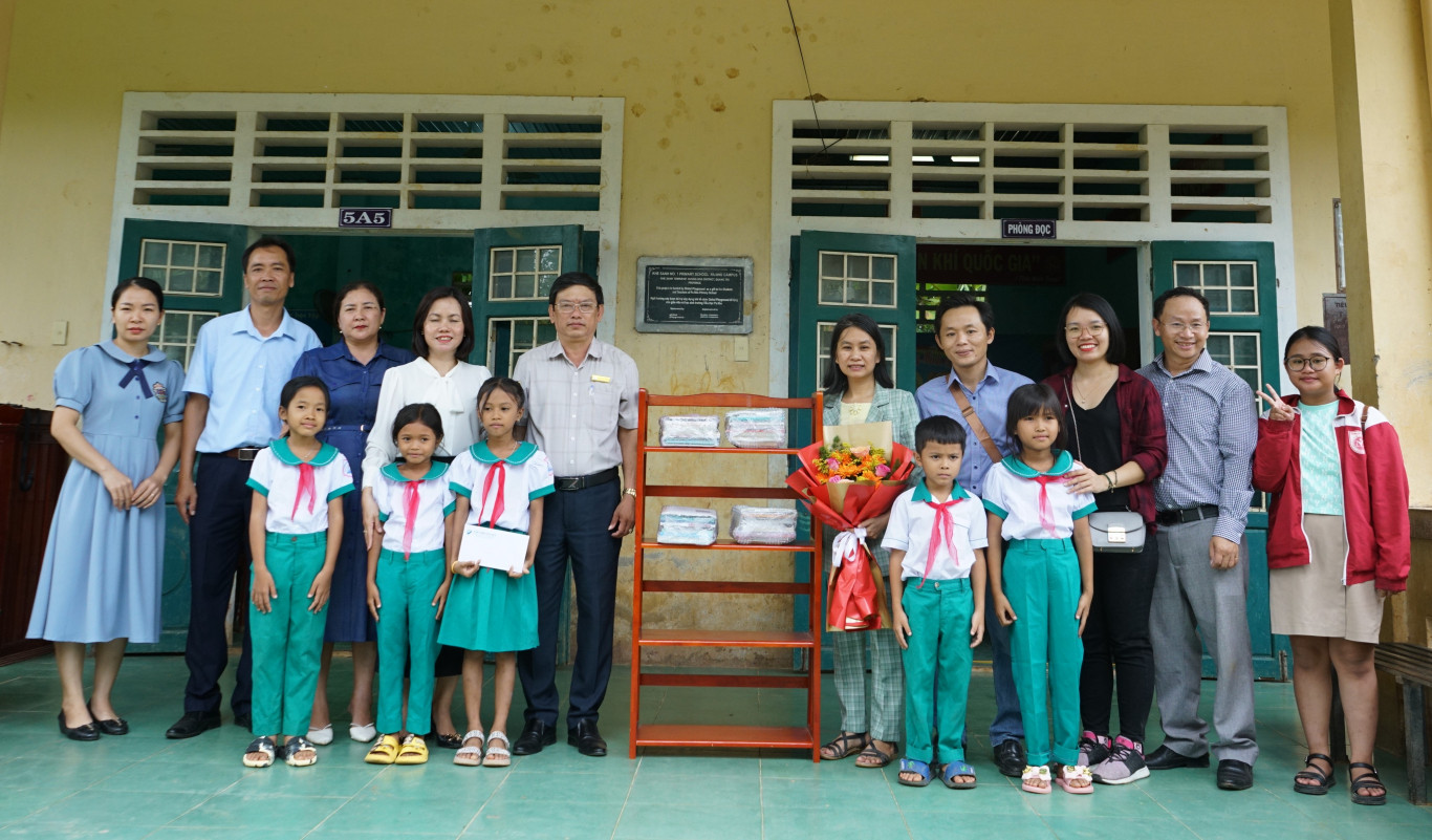 Trao tặng tủ s&aacute;ch v&agrave; học bổng tại điểm trường Khối 5 