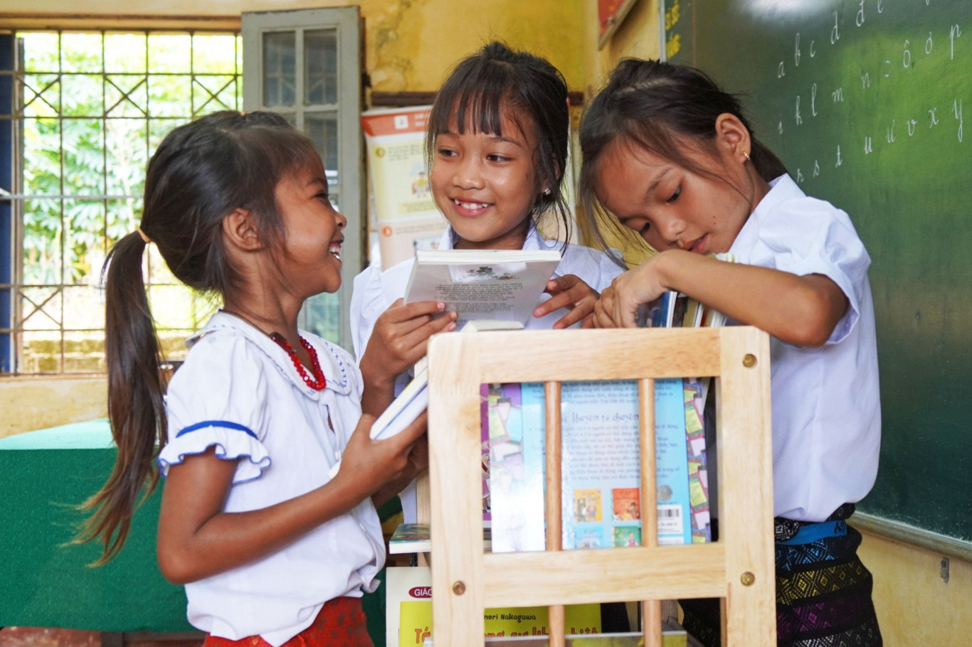 Niềm vui hiện r&otilde; trong từng &aacute;nh mắt học sinh khi nhận được những m&oacute;n qu&agrave; &yacute; nghĩa.