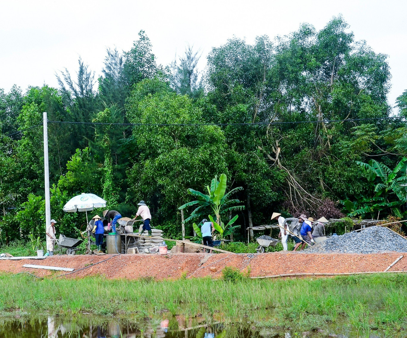 Thợ nề ở n&ocirc;ng th&ocirc;n cũng xảy ra những nghịch l&yacute; cung - cầu  thời gian gần đ&acirc;y - Ảnh: P.A