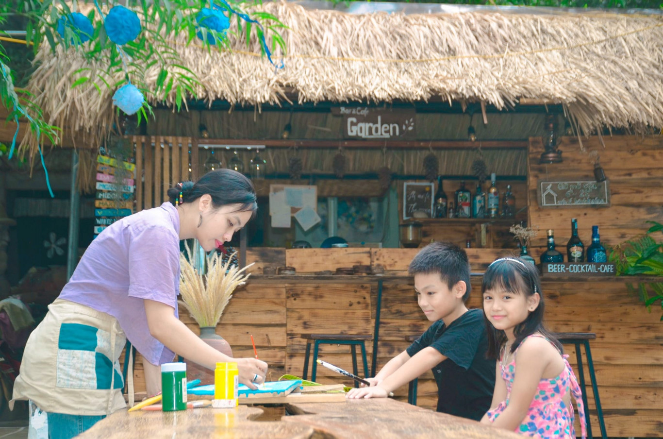 Quầy bar sân vườn gần gũi ở Phương Gia Trang - Ảnh: Nguyễn Hoàng