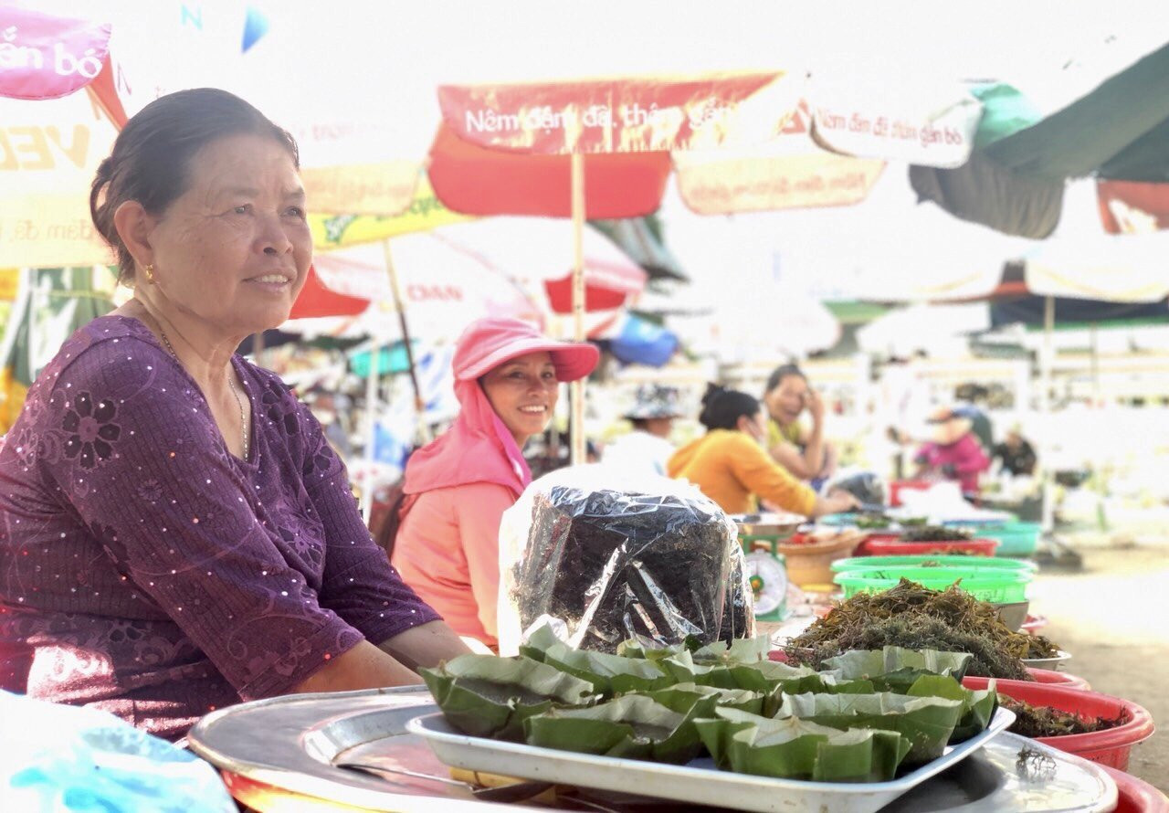 Chợ C&aacute; Cửa T&ugrave;ng lu&ocirc;n c&oacute; 10 h&agrave;ng b&aacute;n b&aacute;nh đ&uacute;c rau c&acirc;u. B&agrave; Nguyễn Thị Tạo (64 tuổi), Khu phố An Đức 2, thị trấn Cửa T&ugrave;ng, người c&oacute; gần 50 năm gắn b&oacute; với nghề nấu, b&aacute;n b&aacute;nh đ&uacute;c rau c&acirc;u ở Chợ C&aacute; Cửa T&ugrave;ng v&agrave; Chợ Do.