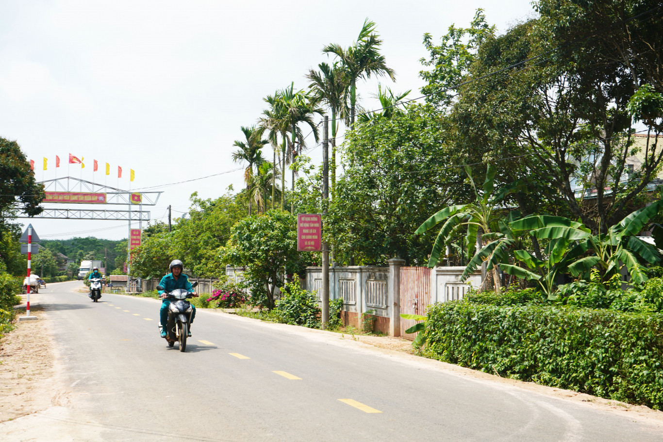 Đường v&agrave;o x&atilde; n&ocirc;ng th&ocirc;n mới kiểu mẫu Vĩnh Kim, mặt đường l&aacute;ng nhựa rộng r&atilde;i - Ảnh: H.N