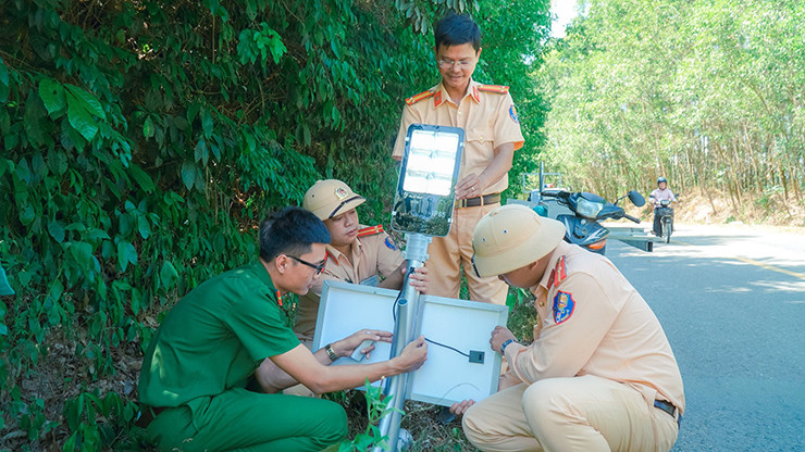 C&ocirc;ng an Cam Lộ x&acirc;y dựng c&ocirc;ng tr&igrave;nh &ldquo;Thắp s&aacute;ng đ&egrave;o C&ugrave;a&rdquo; với 25 trụ đ&egrave;n năng lượng mặt trời tại tuyến đ&egrave;o C&ugrave;a (DT 585) - Ảnh: L&ecirc; Trường