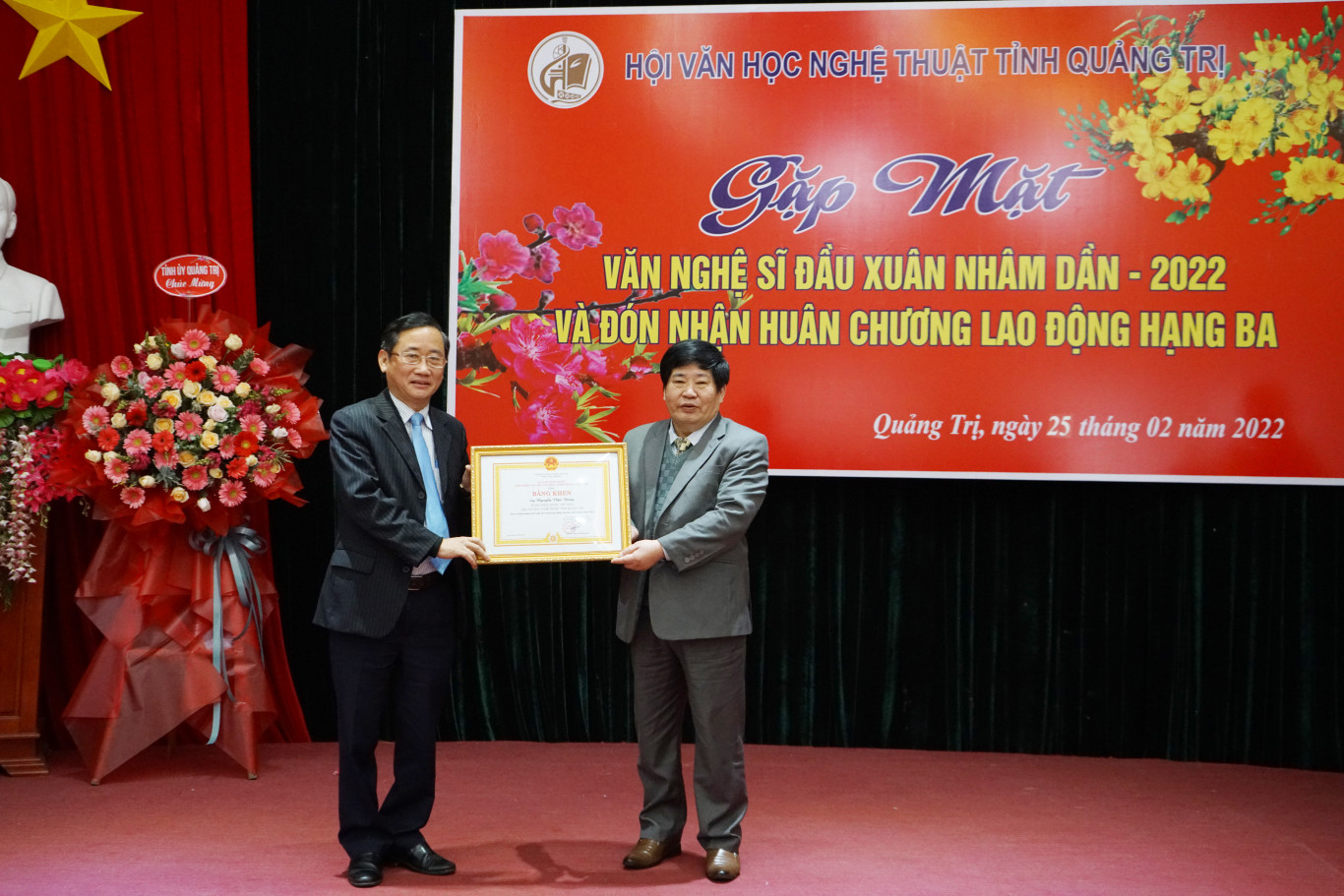 Trưởng Ban Tuy&ecirc;n gi&aacute;o Tỉnh ủy Hồ Đại Nam trao Bằng khen của Li&ecirc;n hiệp c&aacute;c Hội VHNT Việt Nam cho Hội VHNT tỉnh