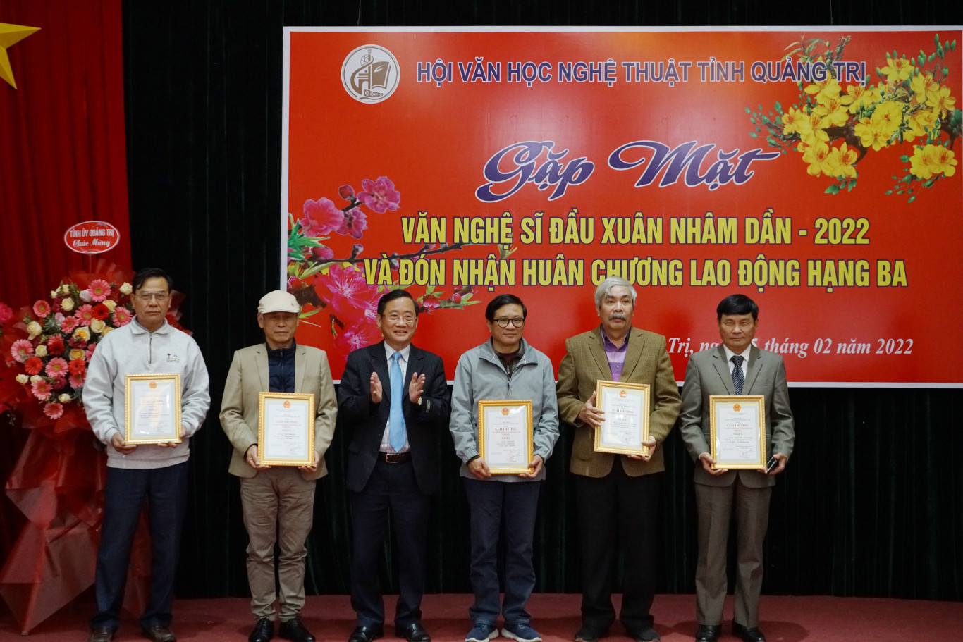 Trưởng Ban Tuy&ecirc;n gi&aacute;o Tỉnh ủy Hồ Đại Nam trao Giải thưởng VHNT tỉnh Quảng Trị năm 2021 cho c&aacute;c t&aacute;c giả đoạt giải A