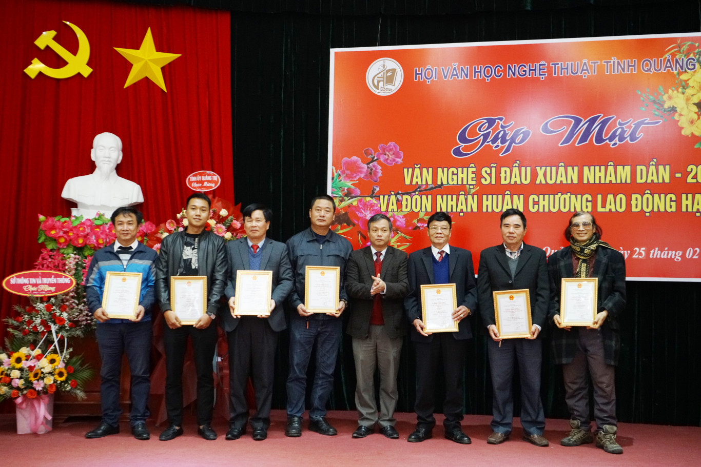 Ph&oacute; Chủ tịch HĐND tỉnh Nguyễn Trần Huy trao Giải thưởng VHNT tỉnh Quảng Trị năm 2021 cho c&aacute;c t&aacute;c giả đoạt giải B