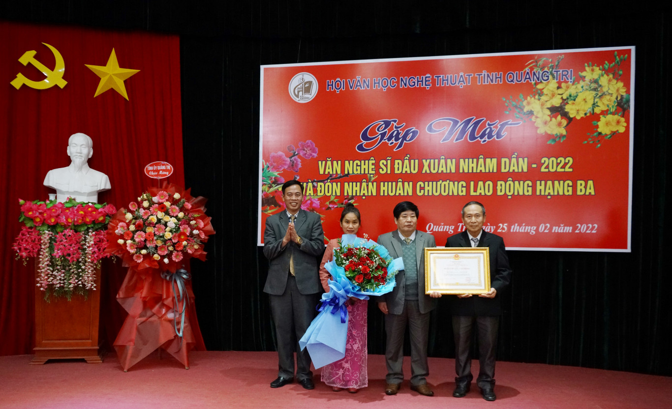 Ph&oacute; B&iacute; thư Thường trực Tỉnh ủy, Chủ tịch HĐND tỉnh Nguyễn Đăng Quang trao tặng Hu&acirc;n chương Lao động hạng Ba cho Hội VHNT tỉnh