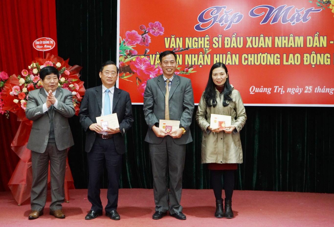 Thừa ủy quyền của Li&ecirc;n hiệp c&aacute;c Hội VHNT Việt Nam, Chủ tịch Hội VHNT tỉnh đ&atilde; trao Kỷ niệm chương v&igrave; sự nghiệp văn học nghệ thuật Việt Nam cho c&aacute;c đồng ch&iacute; l&atilde;nh đạo tỉnh, c&aacute;c sở ban ng&agrave;nh