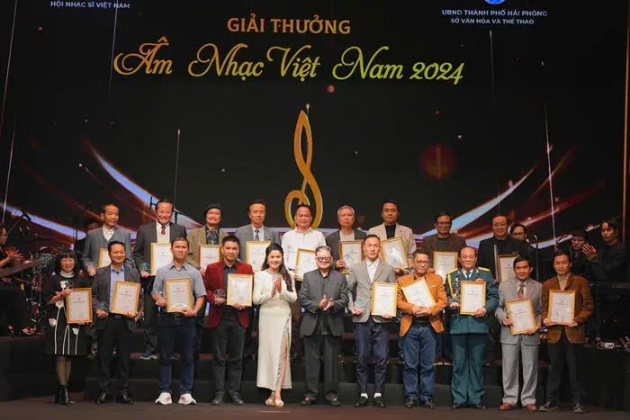 Nh&oacute;m t&aacute;c giả đạt giải B tại lễ trao giải thưởng &acirc;m nhạc Việt Nam năm 2024.