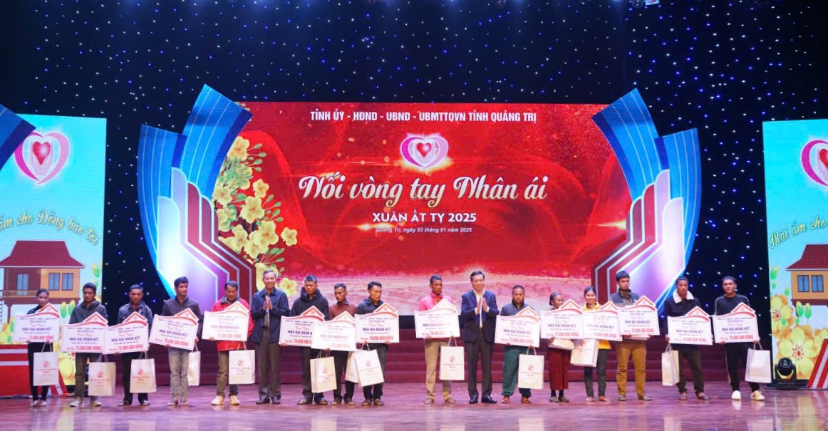 B&iacute; thư Tỉnh ủy Nguyễn Long Hải v&agrave; Ph&oacute; B&iacute; thư Thường trực Tỉnh ủy, Chủ tịch HĐND tỉnh Nguyễn Đăng Quang trao biển tượng trưng nh&agrave; đại đo&agrave;n kết cho c&aacute;c hộ ngh&egrave;o - Ảnh: C.N