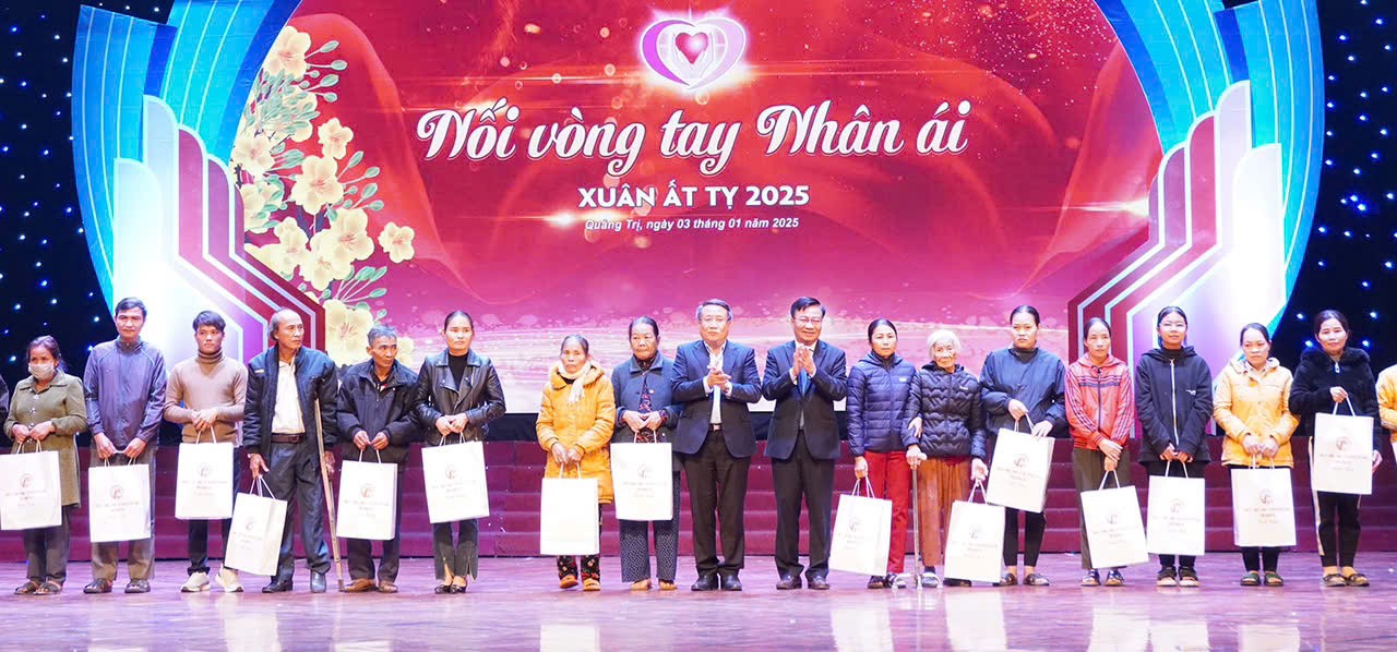 Đại diện l&atilde;nh đạo tỉnh trao qu&agrave; Tết cho 20 gia đ&igrave;nh ngh&egrave;o, người c&oacute; ho&agrave;n cảnh kh&oacute; khăn - Ảnh: C.N