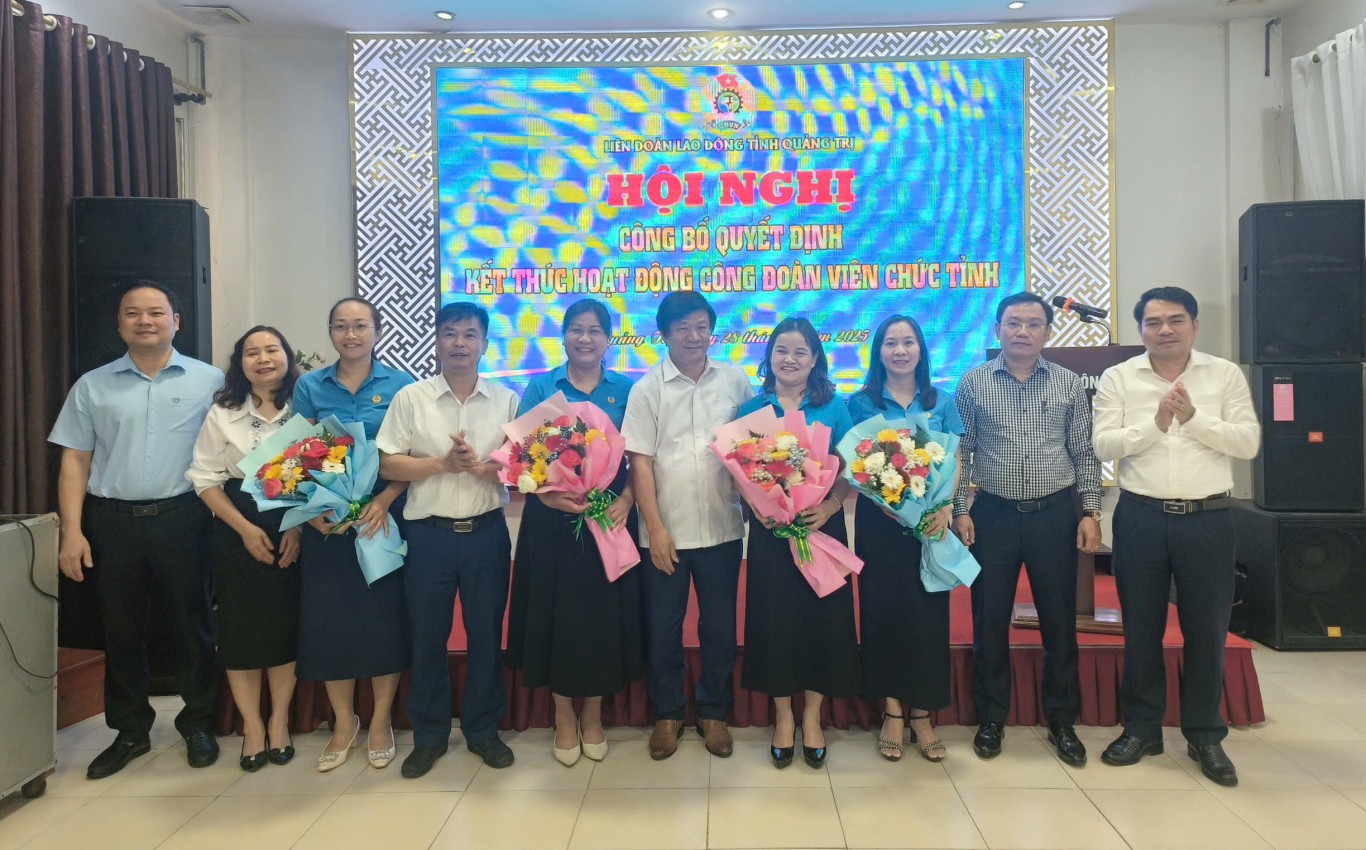 Đại diện các công đoàn cơ sở tặng hoa, cảm ơn Công đoàn viên chức tỉnh đã có nhiều đóng góp trong thời gian qua - Ảnh: C.N