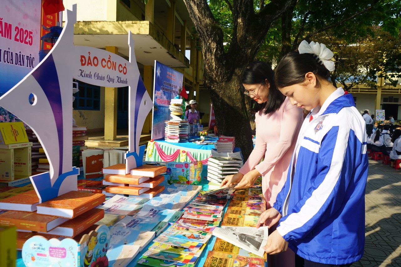 Giáo viên và học sinh tham gia xếp sách nghệ thuật - Ảnh: C.N