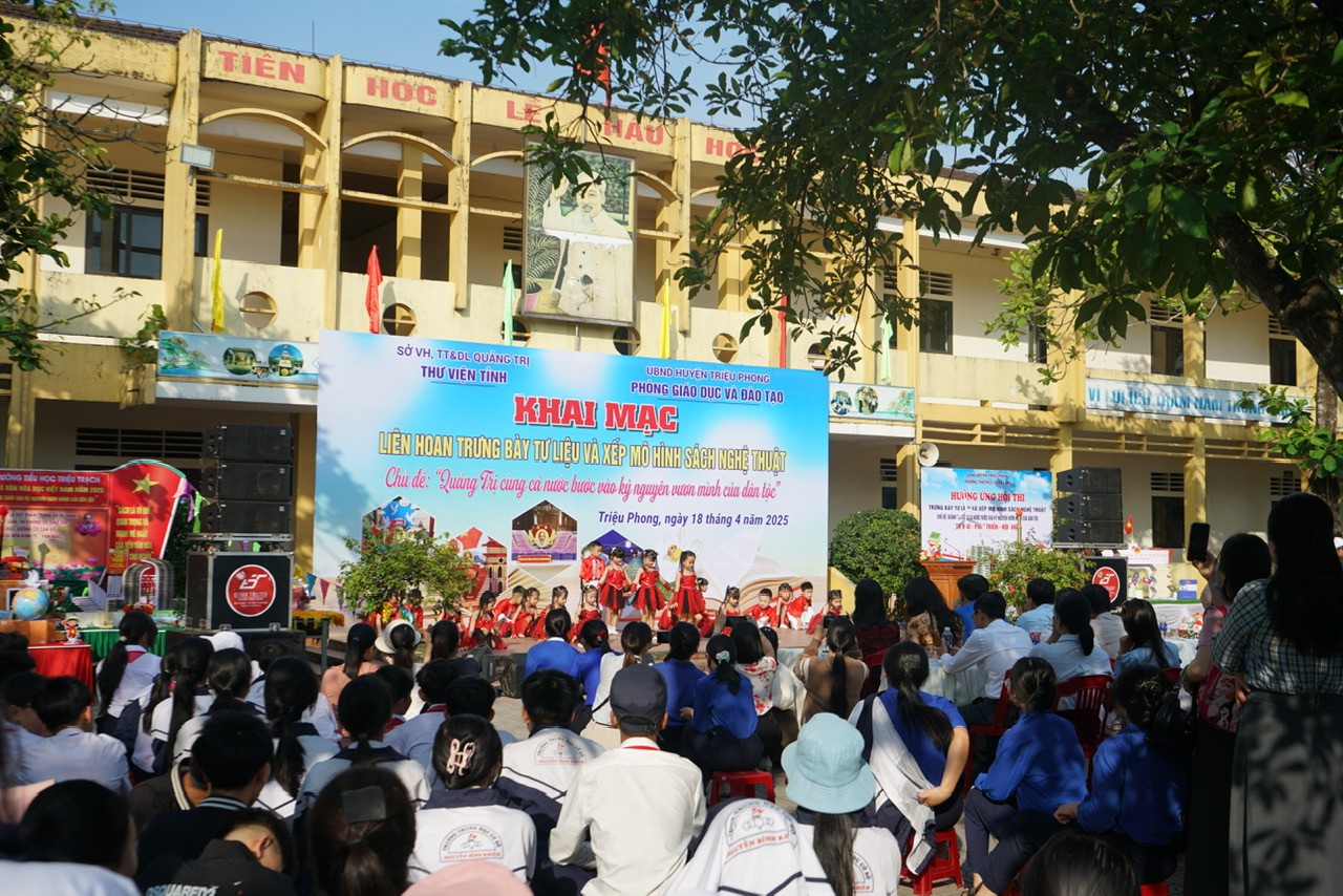 Liên hoan Trưng bày tư liệu, xếp sách nghệ thuật được tổ chức tại Trường THCS Nguyễn Bỉnh Khiêm, huyện Triệu Phong - Ảnh: C.N