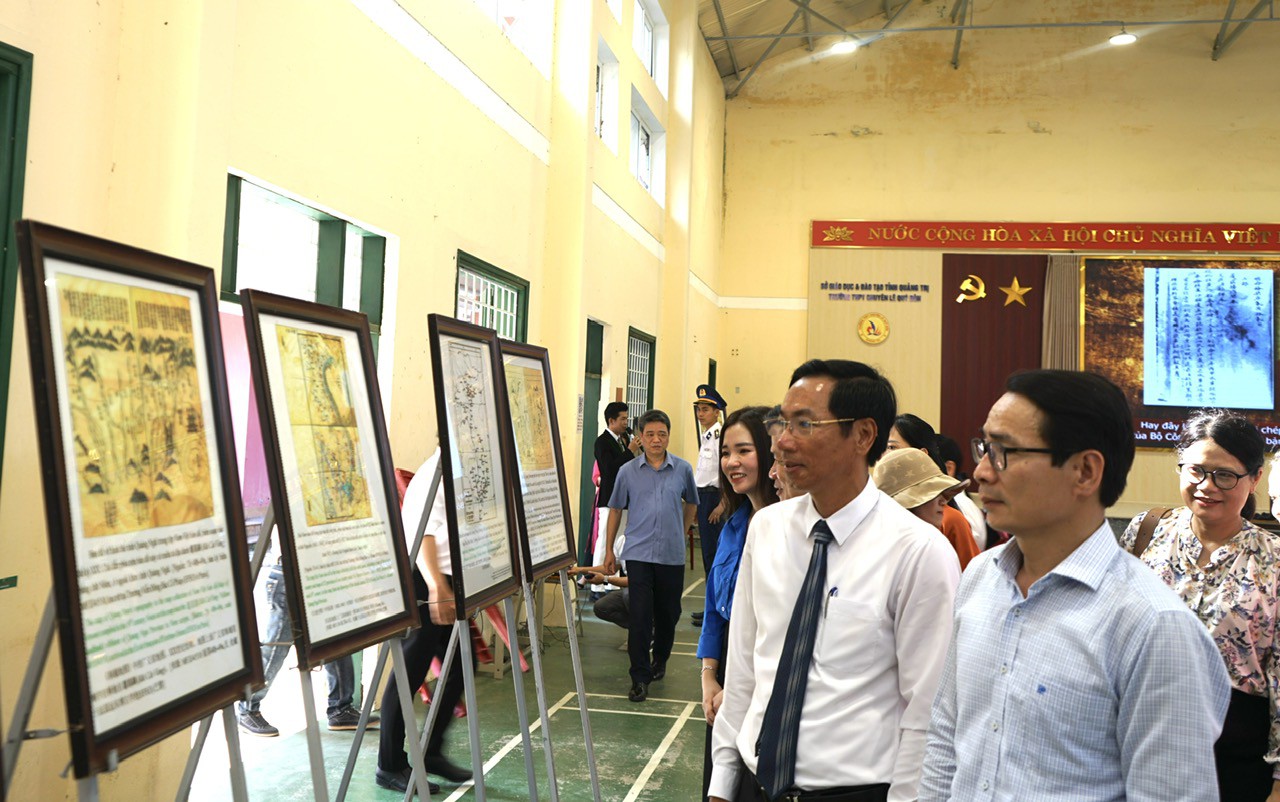Lãnh đạo các Sở VH-TT&DL, Sở GD&ĐT tham quan triển lãm - Ảnh: C.N