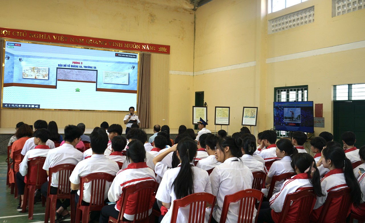Đại diện Bộ Tư lệnh Vùng 2 Cảnh sát biển phổ biến các thông tin về chủ quyền biển đảo - Ảnh: C.N