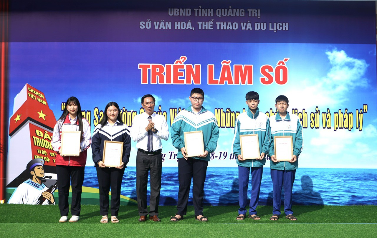 Giám đốc Sở Văn hóa, Thể thao và Du lịch Lê Minh Tuấn trao giải cho các học sinh đoạt giải Cuộc thi trực tuyến “Tìm hiểu biển, đảo Việt Nam” - Ảnh: C.N