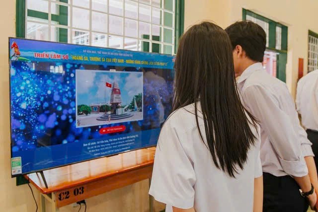 Học sinh tìm hiểu các tư liệu về hai quần đảo Hoàng Sa, Trường Sa - Ảnh: C.N