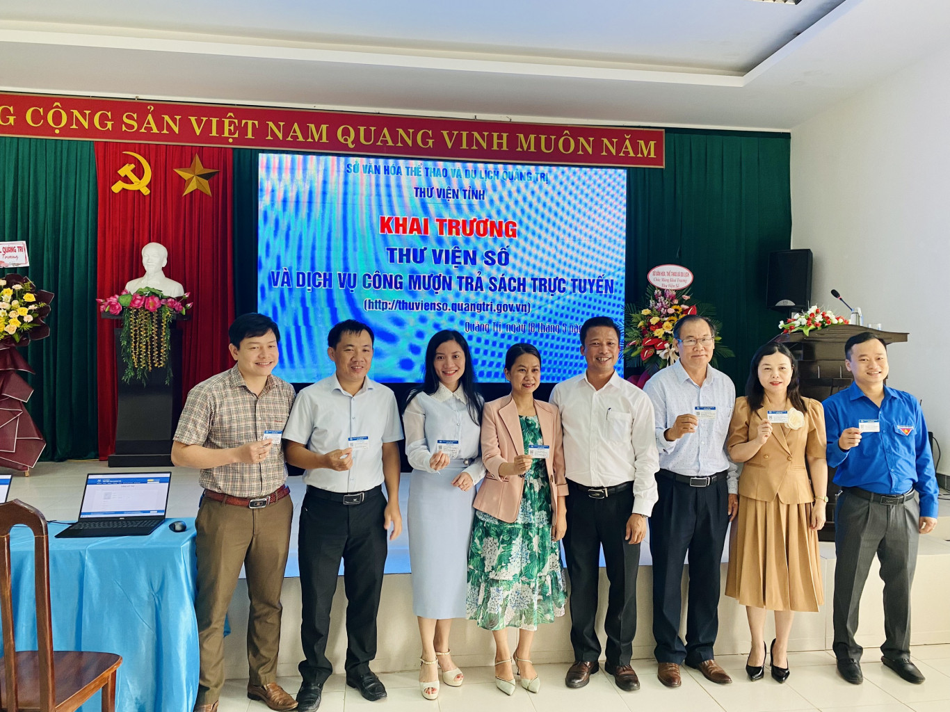 Đại biểu trải nghiệm thủ tục cấp thẻ bạn đọc trực tuyến chỉ trong 5 ph&uacute;t.