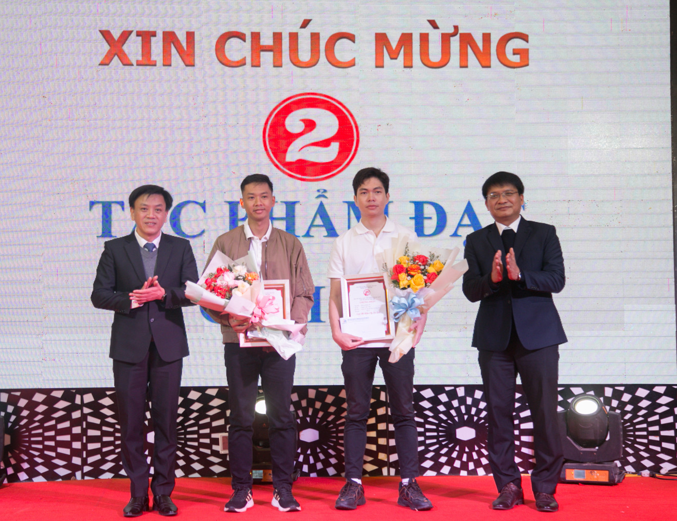 BTC trao giải B cho c&aacute;c t&aacute;c giả - Ảnh: M.A