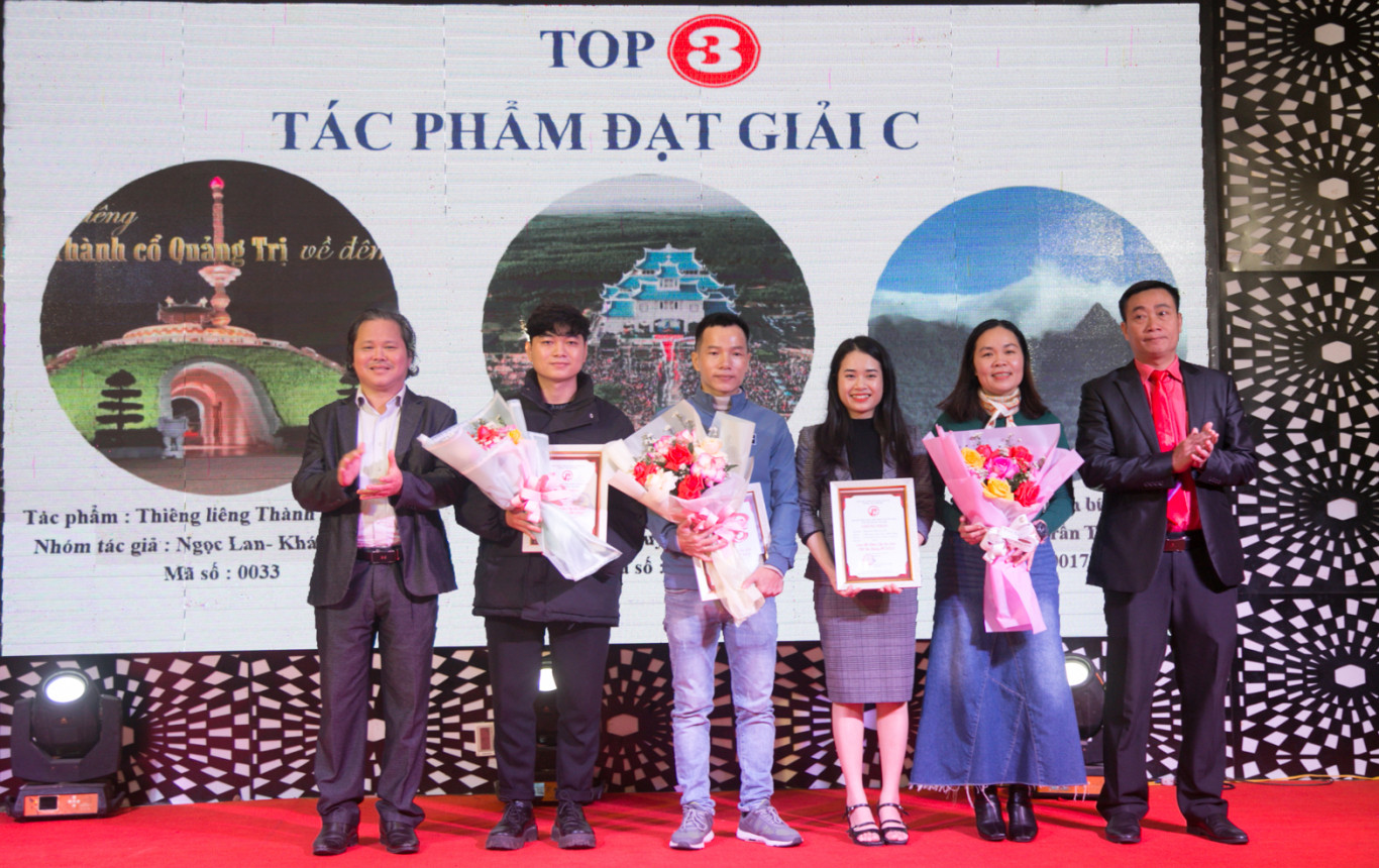BTC trao giải C cho c&aacute;c t&aacute;c giả - Ảnh: M.A