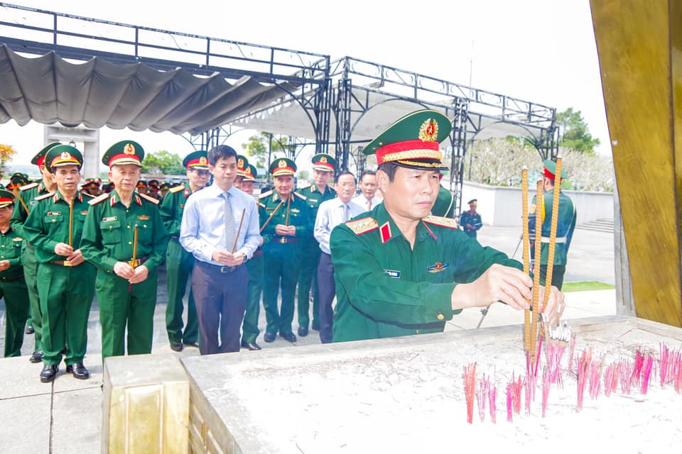Đo&agrave;n Ban chỉ đạo hội thảo đ&atilde; đến viếng, d&acirc;ng hương, đặt v&ograve;ng hoa tưởng niệm c&aacute;c Anh h&ugrave;ng liệt sĩ tại Nghĩa trang Liệt sĩ Quốc gia Đường 9.