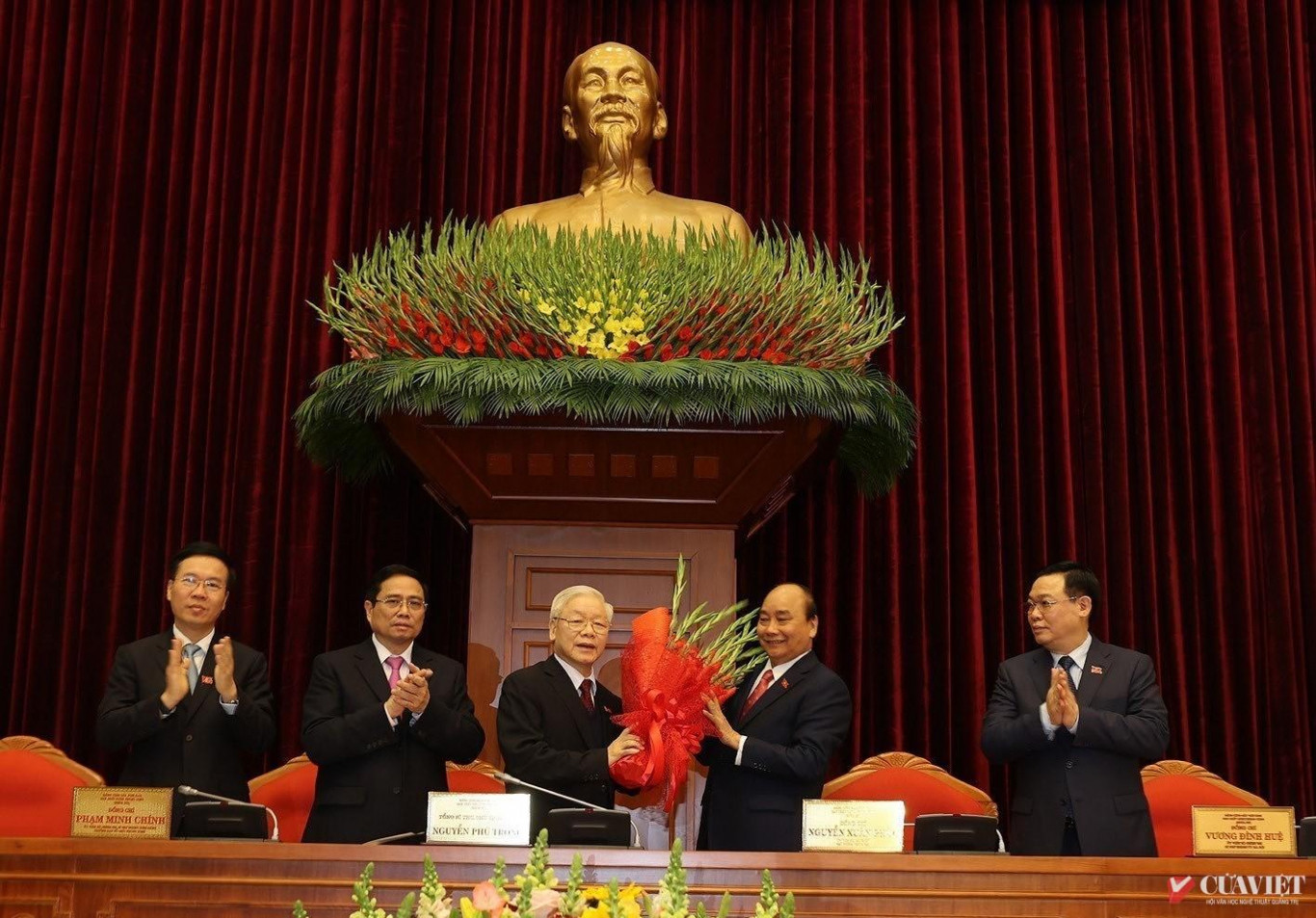 Thay mặt Bộ Ch&iacute;nh trị, đồng ch&iacute; Nguyễn Xu&acirc;n Ph&uacute;c, Thủ tướng Ch&iacute;nh phủ tặng hoa ch&uacute;c mừng đồng ch&iacute; Nguyễn Ph&uacute; Trọng được t&iacute;n nhiệm bầu l&agrave;m Tổng B&iacute; thư Ban Chấp h&agrave;nh Trung ương Đảng Cộng sản Việt Nam kh&oacute;a XIII. Ảnh: Tr&iacute; Dũng.