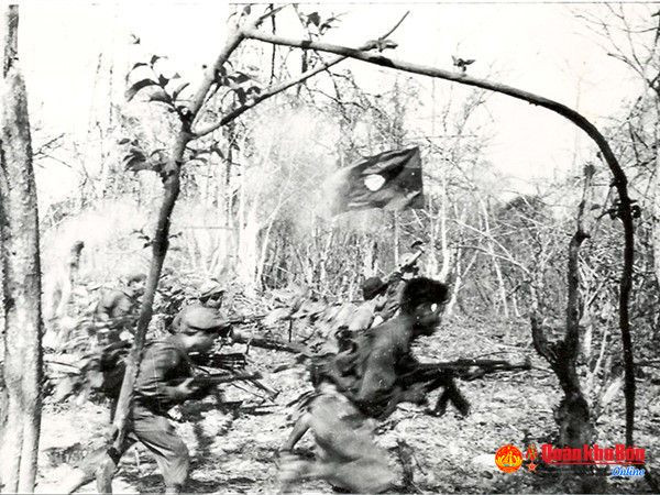 Qu&acirc;n giải ph&oacute;ng L&agrave;o tiến c&ocirc;ng địch tại điểm cao 456, th&aacute;ng 3/1971. Nguồn: BẢO T&Agrave;NG LỊCH SỬ QU&Acirc;N SỰ VIỆT NAM