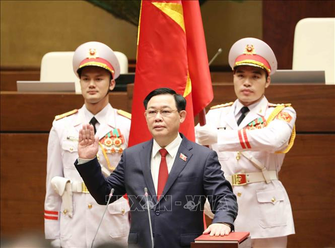 Chủ tịch Quốc hội Vương Đ&igrave;nh Huệ tuy&ecirc;n thệ nhậm chức. Ảnh: Phương Hoa/TTXVN