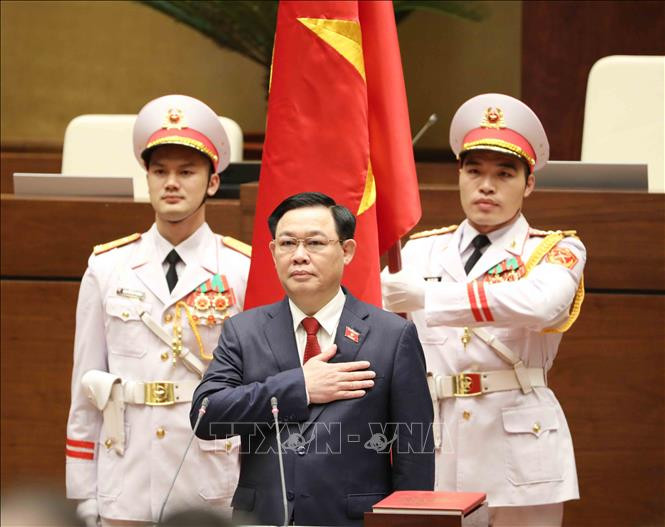 Chủ tịch Quốc hội Vương Đ&igrave;nh Huệ tuy&ecirc;n thệ nhậm chức. Ảnh: Phương Hoa/TTXVN