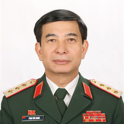 Ủy vi&ecirc;n Bộ Ch&iacute;nh trị, Bộ trưởng Bộ Quốc ph&ograve;ng Phan Văn Giang (Sinh năm 1960, qu&ecirc; qu&aacute;n Nam Định). Chức vụ trước: Thứ trưởng, Tổng tham mưu trưởng QĐND Việt Nam.