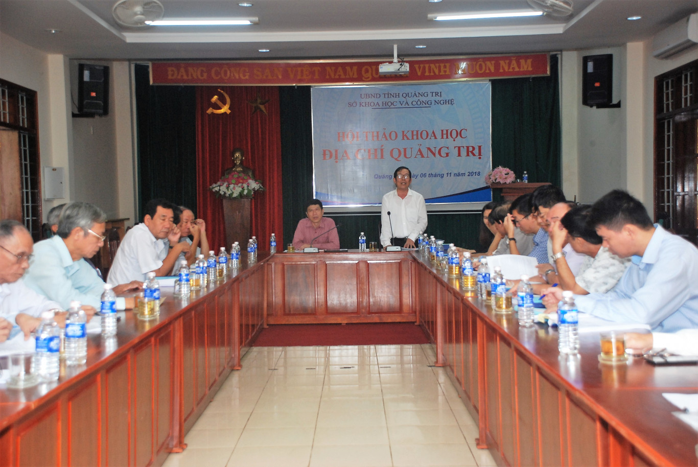 Hội thảo khoa học lấy &yacute; kiến chuy&ecirc;n gia về bản thảo c&ocirc;ng tr&igrave;nh Địa ch&iacute; QT - Ảnh: N.B