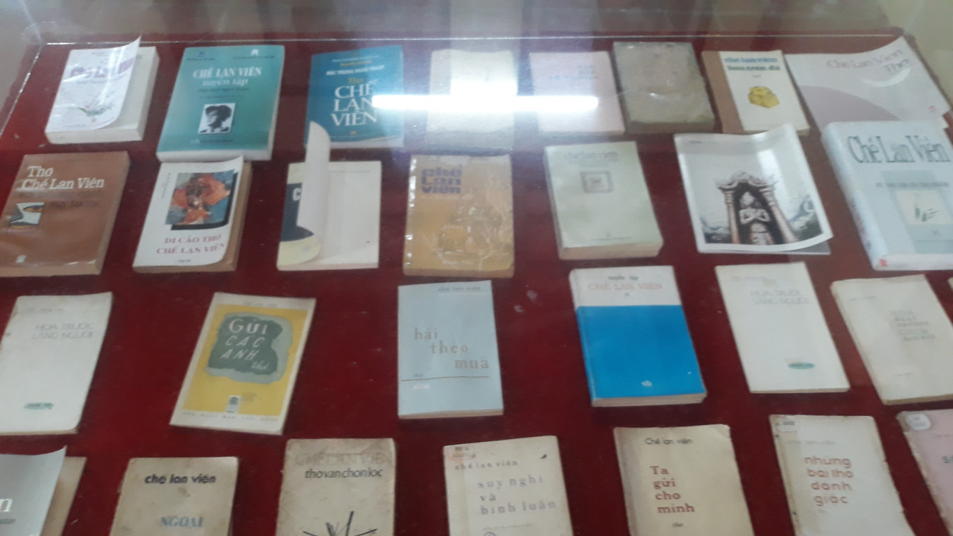 NhiềuThơ Chế Lan Vi&ecirc;n v&agrave; những tập s&aacute;ch của c&aacute;c t&aacute;c giả viết về &ocirc;ng được trưng b&agrave;y tại nh&agrave; lưu niệm: Ảnh-PV