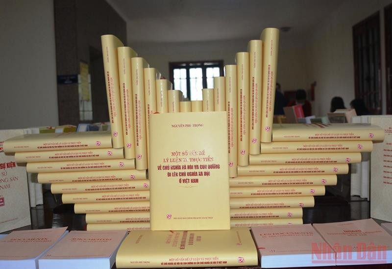 Cuốn s&aacute;ch tại gian trưng b&agrave;y của Nh&agrave; Xuất bản Ch&iacute;nh trị quốc gia Sự thật.