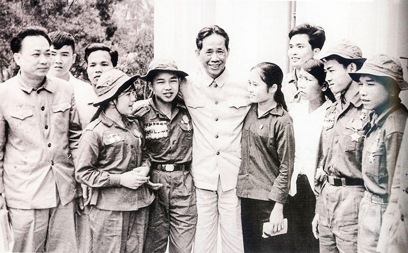 B&iacute; thư thứ nhất L&ecirc; Duẩn với c&aacute;c dũng sĩ miền Nam (1972) - Ảnh: T.L