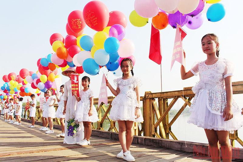 Di t&iacute;ch cầu Hiền Lương, điểm đến của nhiều du kh&aacute;ch