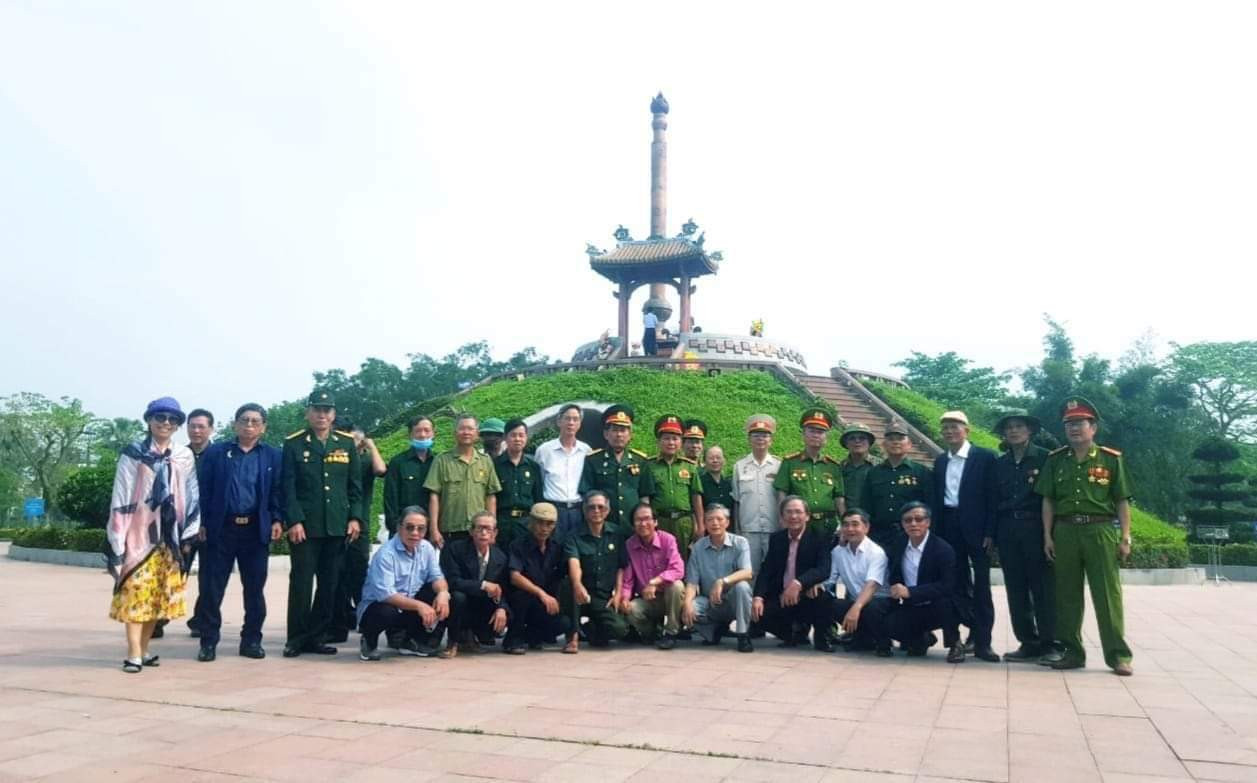 Kỷ niệm 50 năm ng&agrave;y nhập ngũ, lớp chiến sĩ trường cấp 3 Vĩnh Linh thăm lại chiến trường xưa Th&agrave;nh Cổ - Ảnh T.P.T
