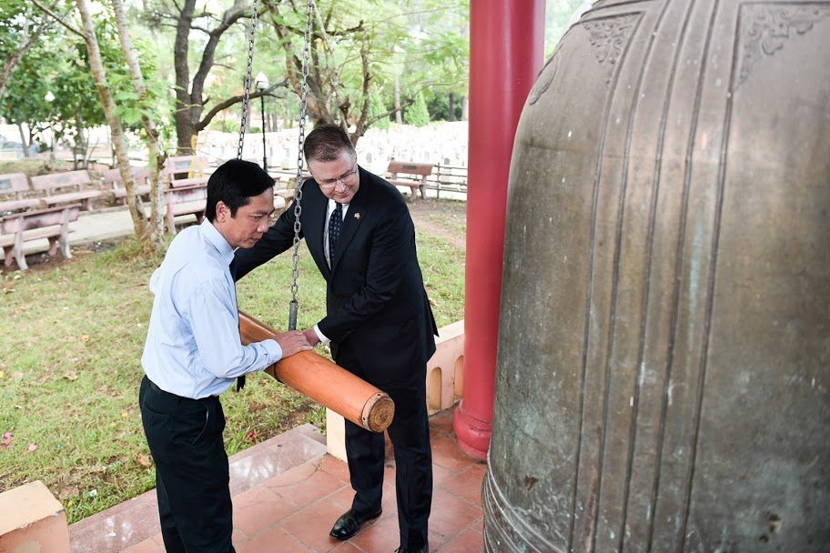 Đại sứ Mỹ Daniel Kritenbrink và Phó Chủ tịch UBND tỉnh Quảng Trị Hoàng Nam thỉnh chuông tại Nghĩa trang liệt sĩ quốc gia Trường Sơn - Ảnh: Toàn Vũ