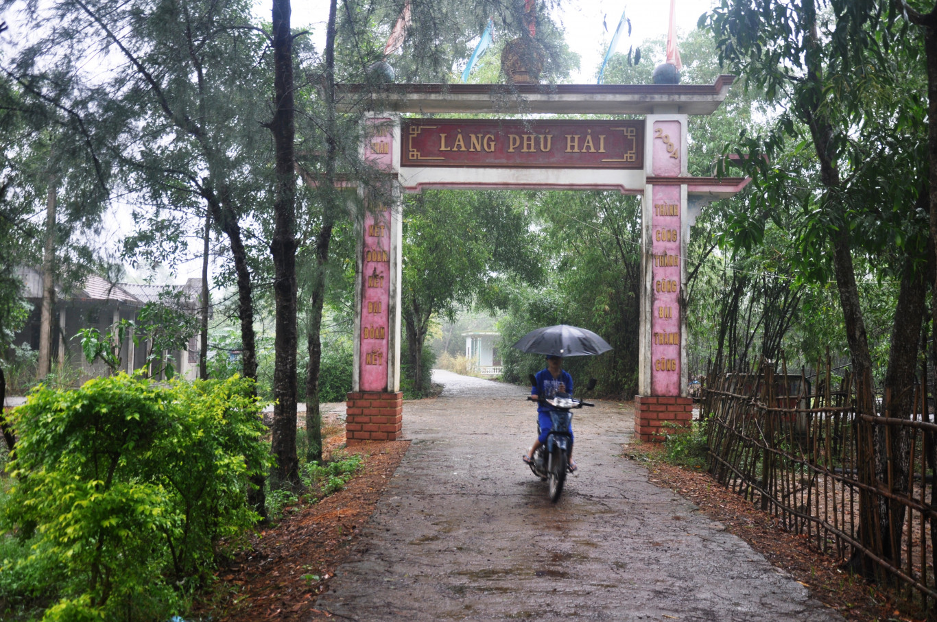 Điều th&uacute; vị ch&agrave;o đ&oacute;n khi bước qua c&aacute;nh cổng l&agrave;ng Ph&uacute; Hải. - Ảnh: L.Đ.D