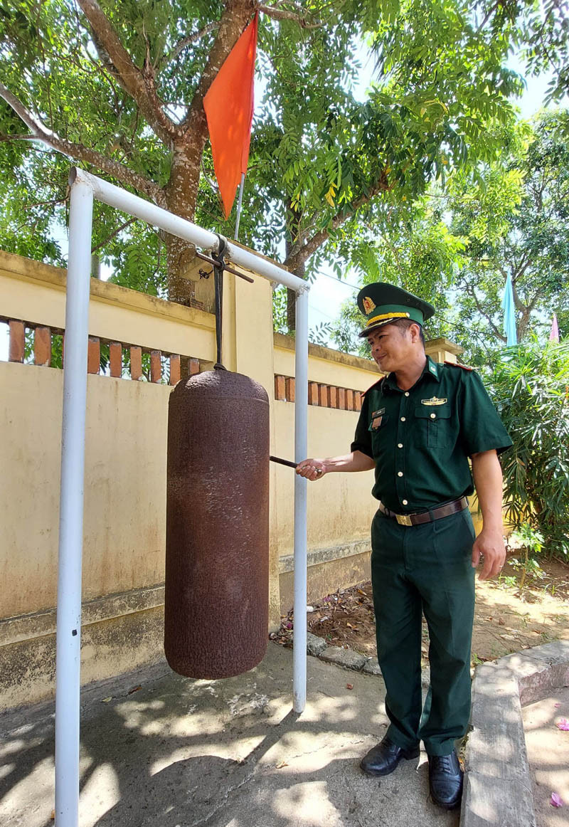 Chiến sĩ Đồn Biên phòng Cửa Tùng đánh kẻng báo thức - Ảnh: V.C
