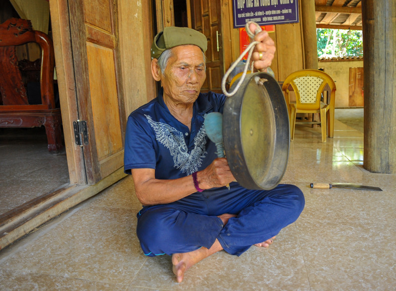 &Ocirc;ng Hồ Văn Li&ecirc;n kh&ocirc;ng chỉ đ&aacute;nh cồng chi&ecirc;ng giỏi m&agrave; c&ograve;n biết chỉnh tiếng chi&ecirc;ng cho ng&acirc;n vang - Ảnh: TRẦN TUYỀN