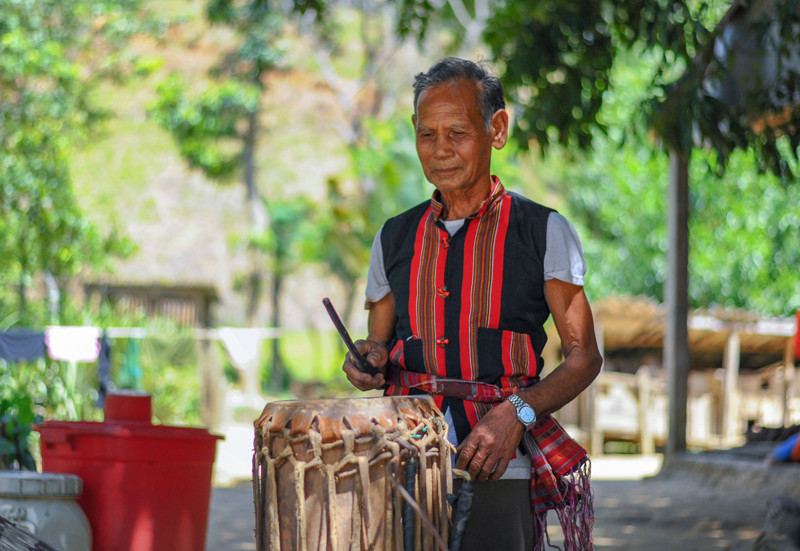&Ocirc;ng Hồ Văn Thương l&agrave; người l&agrave;m trống Xi cơn l&agrave;nh nghề tại x&atilde; Vĩnh &Ocirc; - Ảnh: TRẦN TUYỀN